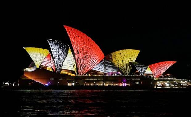 Здание Сиднейской оперы во время фестиваля света Vivid Sydney 2016