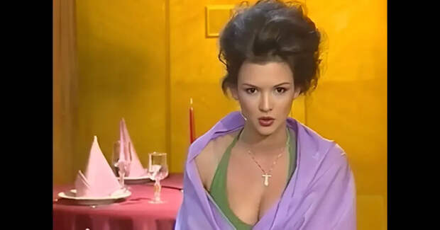 Паулина Андреева показала видео, где она 20-летняя пародирует Тину Канделаки перед Олегом Табаковым и Сергеем Безруковым