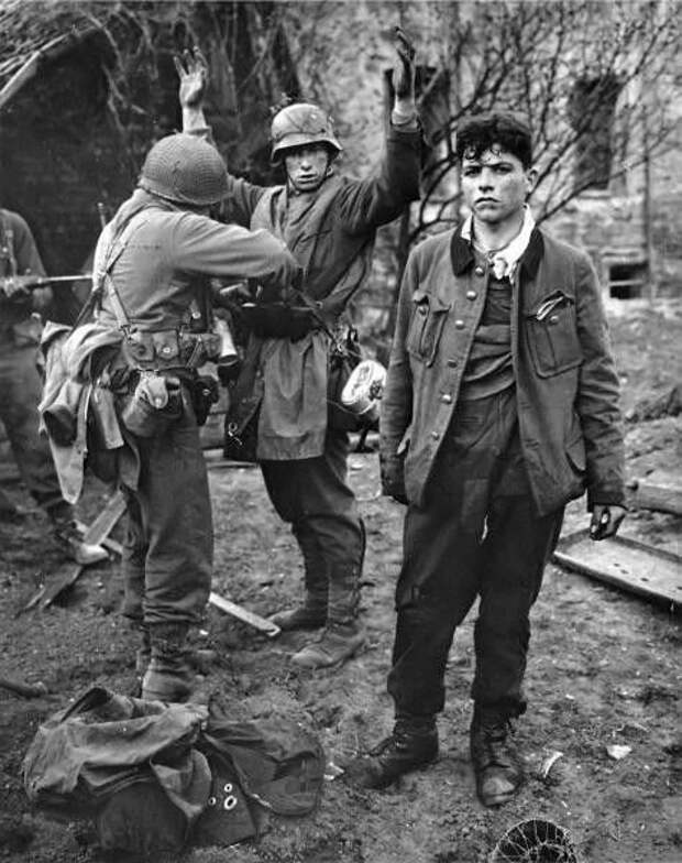 Немецкие снайперы плененные в городе Кобленц, 1945. Фотоматериалы из открытых источников