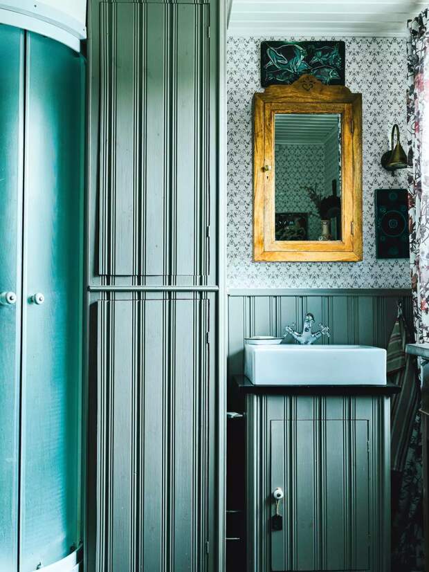Такой дизайн подобрали для ванной комнаты. У противоположной стены — унитаз и душевая кабина