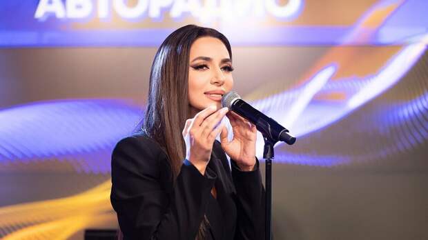 Зара: «Ой, как приятно! Не зря сарафанов набрала с собой красивых»