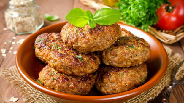 Что добавить в фарш, чтобы котлеты не стали "сухарями" даже на второй день: деревенские хитрости