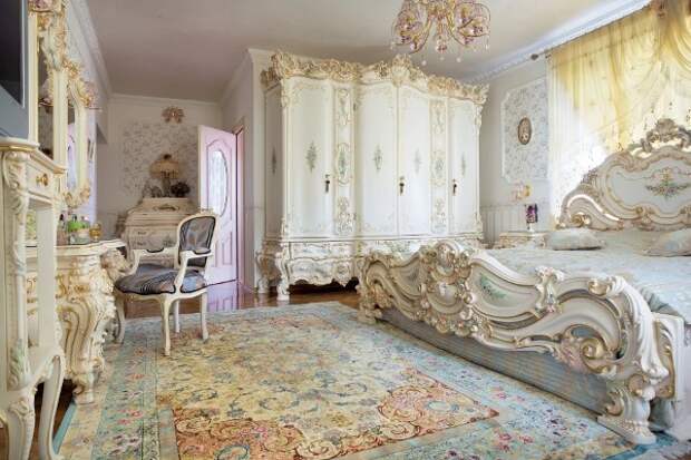 роскошный интерьер спальни в стиле барокко ковёр на полу