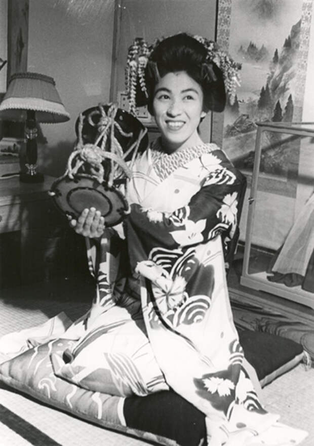 Город Хакодате Хоккайдо ученица гейши с ручным барабаном 1955 год.