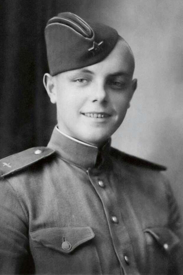Кирилл Лавров.Был призван в 1943 году, служил до 1950 года.