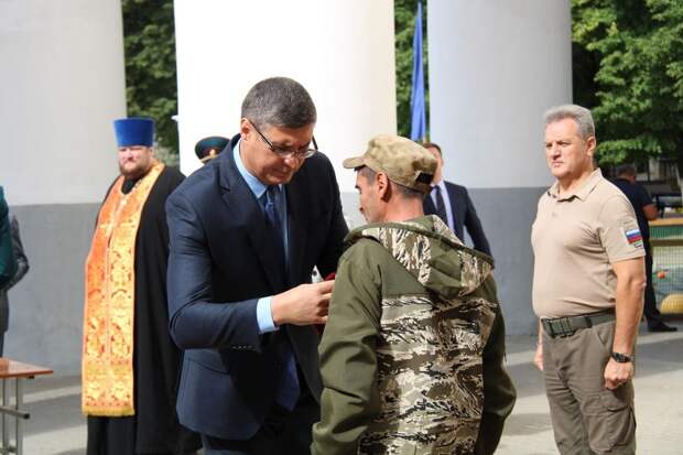 Губернатор Владимирской области Александр Авдеев вручил медали «За отвагу» шестерым бойцам