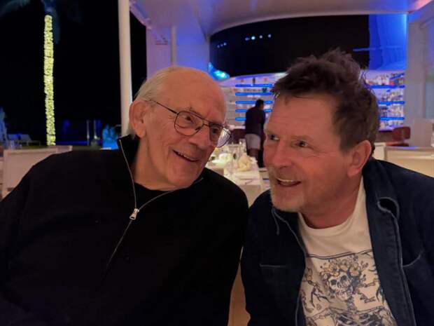 Звёзды фильма «Назад в будущее» воссоединились спустя долгие годы: фото