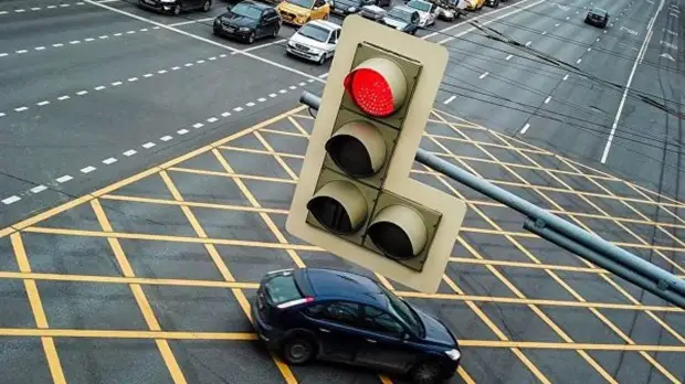 Эксперт прокомментировал введение штрафов за выезд на вафельную разметку в Москве