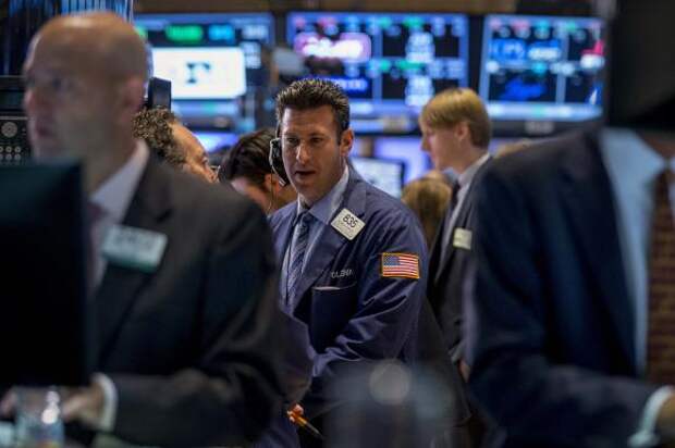 Traders work on the floor of the New York Stock Exchange September 2, 2014. REUTERS/Brendan McDermid