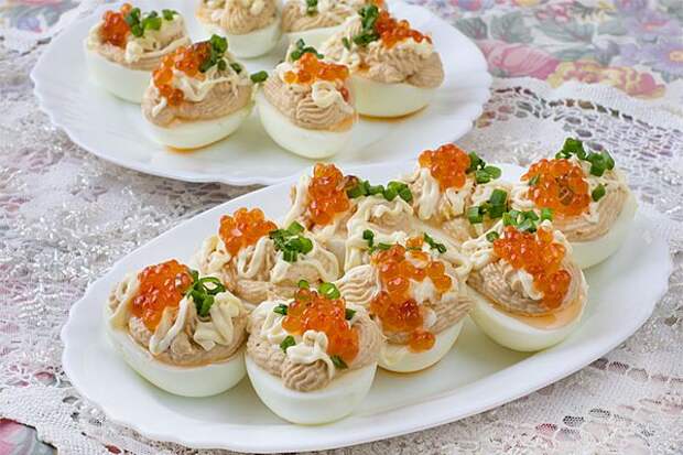 Закусочные яйца с тунцом и зеленью