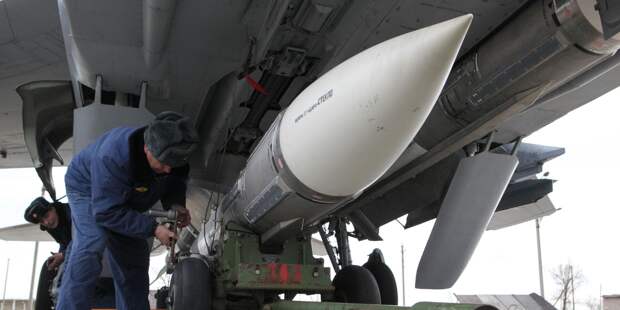 Подготовка ракеты Р-37М к установке на фюзеляж истребителя-перехватчика МиГ-31 Подготовка ракеты Р-37М к установке на фюзеляж истребителя-перехватчика МиГ-31 - ИноСМИ, 1920, 05.10.2025