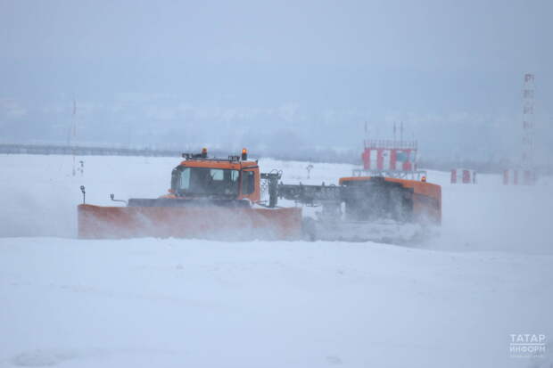 В Татарстане на дорогах регионального значения убирают снег 265 машин