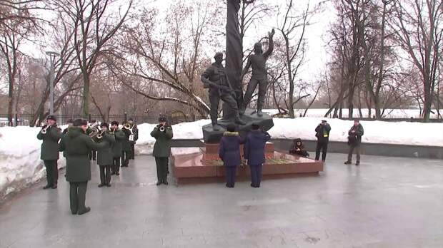 В Москве и Пскове почтили подвиг десантников 6-й роты