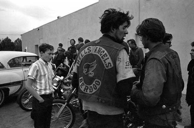 Не только этот мальчик, но и многие американские подростки 1960-х завидовали "Ангелам Ада" америка, ангелы ада, жизнь вне закона, интересно, история, мотоциклетные банды, мотоциклисты, фотохроника