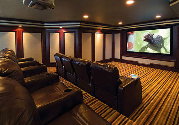 Домашний кинотеатр в цветах: темно-коричневый, коричневый, бежевый. Домашний кинотеатр в стиле неоклассика.