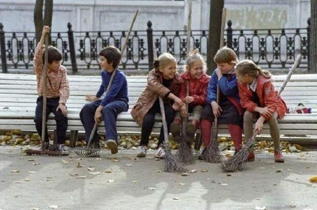 Субботник в школе, 1980-е годы. Субботник в школе, 1980-е годы.