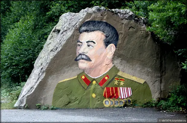 Гигантские наскальные портреты советских лидеров: откуда они?