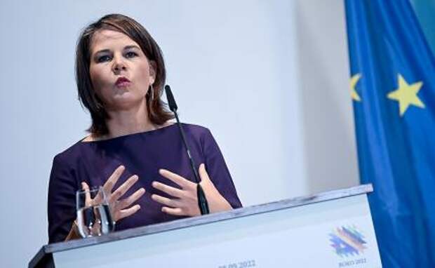 Кровожадная Бербок посылает НАТО в танковую атаку