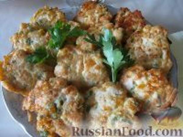 Фото к рецепту: Нежные куриные оладьи с сыром и зеленью