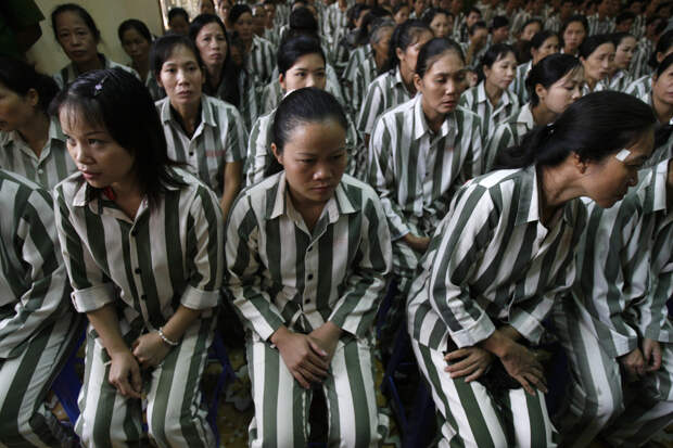 Женщина тайно вышла замуж в другой стране и попала в тюрьму