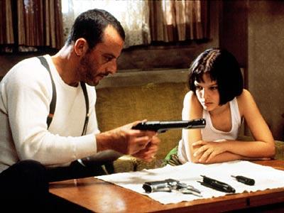 <B>Леон (1994)</B><BR> Трогательная история взаимоотношений 12-летней Матильды, мечтающей отомстить за убийство младшего брата, и хладнокровного наемного убийцы Леона, обучающего девочку своему ремеслу, входит в число лучших 50 фильмов рейтинга IMDb. Самые культовые сцены мирового кинематографа