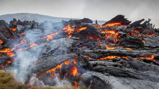 В Исландии тысячи людей ринулись к проснувшемуся через  6000 лет вулкану
