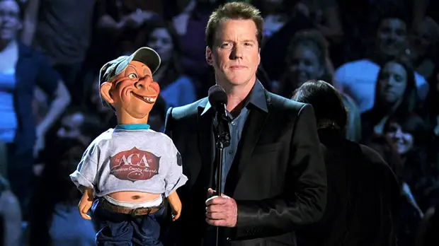 «Мне казалось резонным выдать номер с мёртвым террористом»: Джефф Данэм о стендапе, чревовещании и рискованном юморе