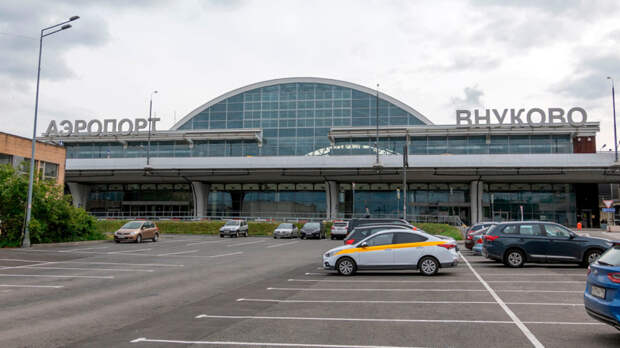 Внуково временно приостановил работу