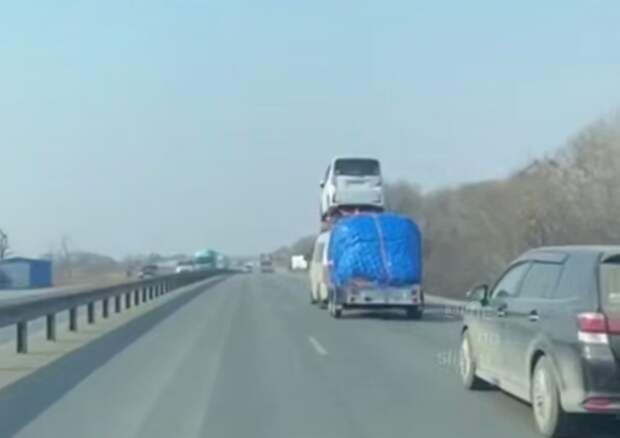В Приморье водитель проехал по трассе с другим автомобилем на крыше