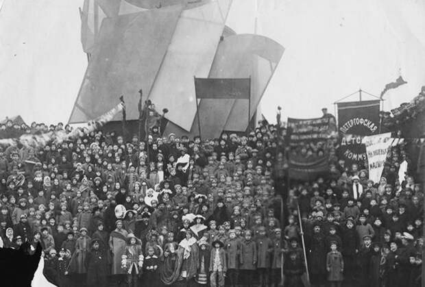 Празднование первой годовщины Октябрьской революции: шествие детской коммуны