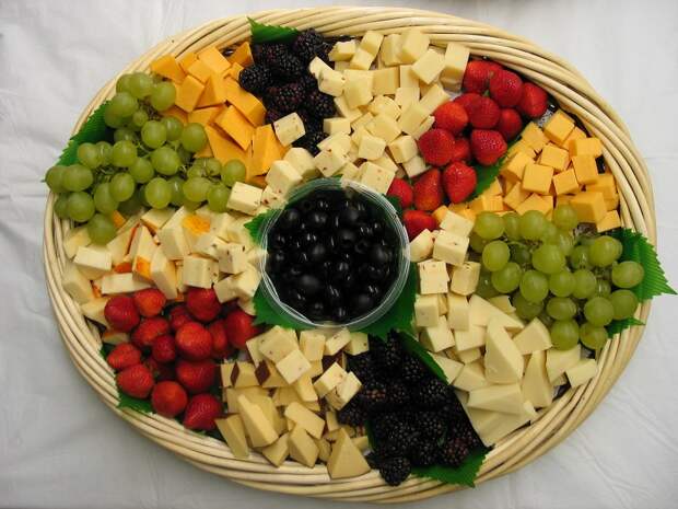 сыр с фруктами