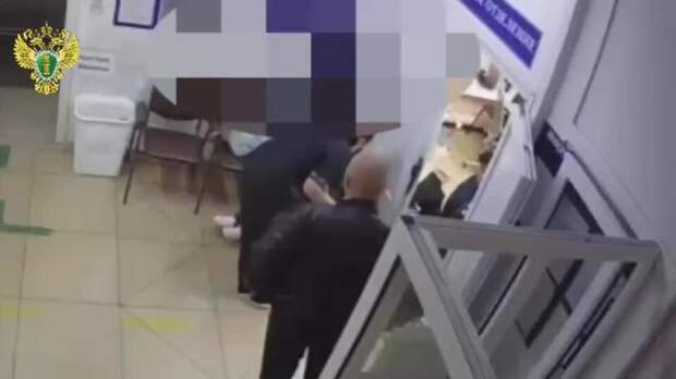 Пьяный мужчина с пистолетом угрожал медсестре в больнице Приморья