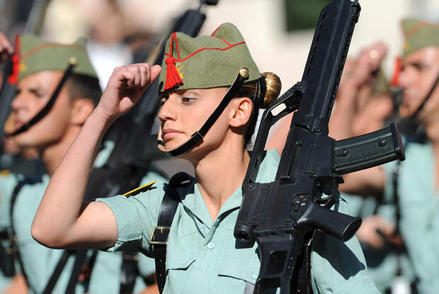 Испанские женщины-военные в Мадриде