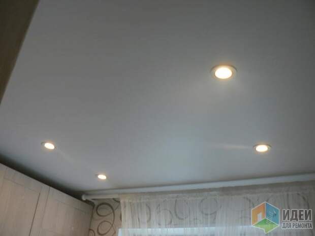 Натяжной потолок точечные светильники, освещение кухни