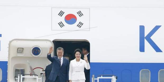Ким Чен Ын извинился перед главой Южной Кореи за "потёртую" гостиницу: фото встречи