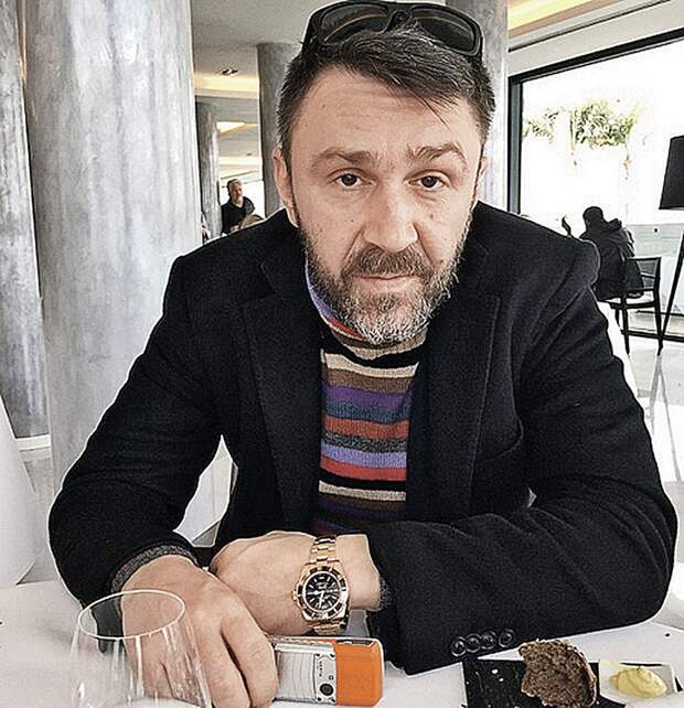 Сергей Шнуров пользуется дорогим телефоном «Верту» и носит золотой «Ролекс». Фото: Instagram.com