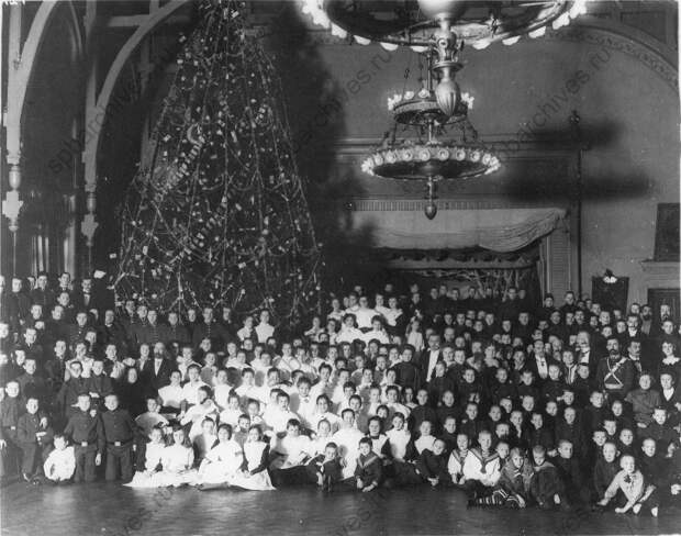 1913. Воспитанники приюта принца П.Г. Ольденбургского на новогодней елке 1913. Воспитанники приюта принца П.Г. Ольденбургского на новогодней елке