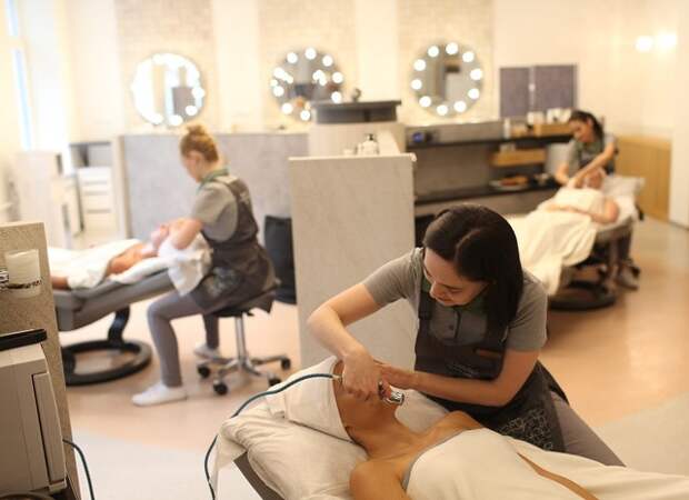 Почти год назад на Большой Дмитровке открылся первый в Москве Faceology – международный сетевой проект, сконцентрировавший внимание на здоровом питании кожи, безинвазивных процедурах и поддержании мышц лица в тонусе. Славится этот проект, в том числе, тем, что ни одна процедура здесь не начинается без определения вашего типа кожи. В чем «изюминка» классификации Faceology, рассказывает врач-косметолог Наталья Белоглазова.