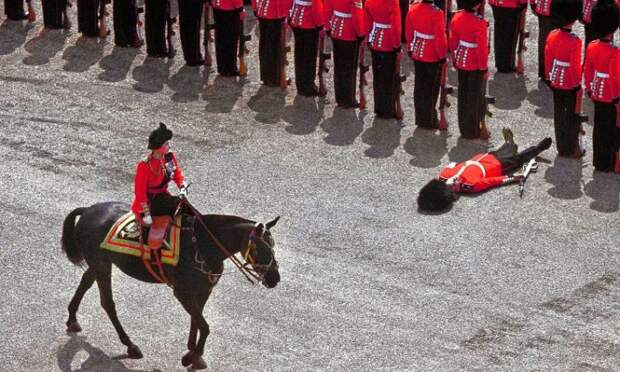 Гвардеец упал в обморок как раз в момент, когда королева Елизавета II проезжала на лошади во время парада в Лондоне