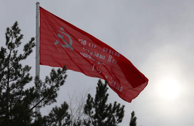 Жестоко надругавшиеся над Знаменами Победы в российском городе получили приговор