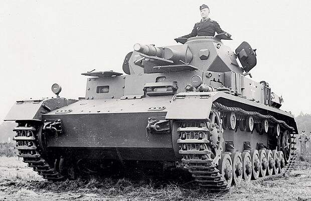 На начальном этапе войны средний танк PzKpfw IV (или просто Pz Iv) оставался самым тяжелым немецким танком. Его 75-мм пушка с длиной ствола в 24 калибра имела низкую начальную скорость снаряда и, соответственно, меньшую пробиваемость брони, чем пушка аналогичного калибра, установленная на Т-34.