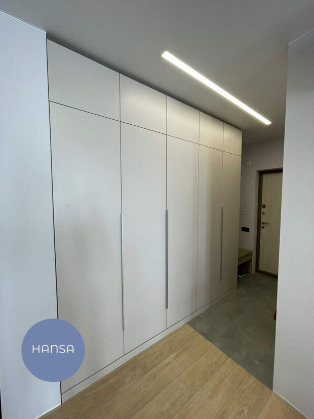 Распашной шкаф в прихожую в СПб, изготовленный по размерам компанией Hansa Mebel