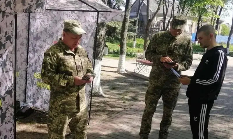Зеленский провёл закрытое совещание: Украину начинают готовить к снижению возраста мобилизации и массовому призыву женщин