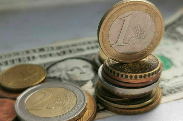 ЦБ понизил курс доллара до 58,1 рубля