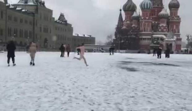 На Красной площади В Москве задержали бегавшего голым поклонника Достоевского