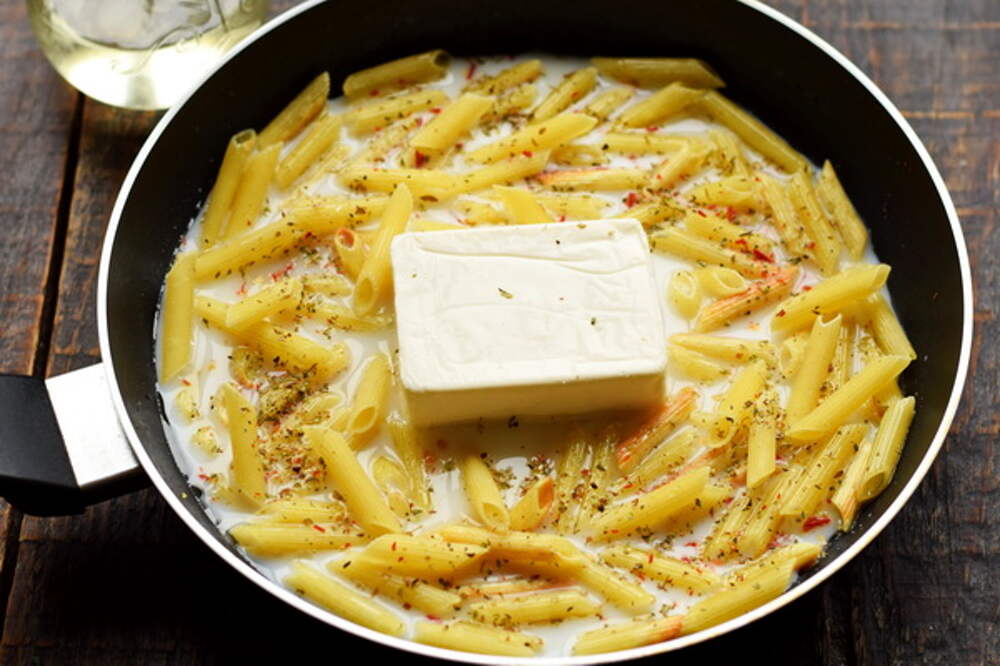Рецепт вкусного плавленного сыра. Макароны с плавленным сыром на сковороде. Паста с плавленым сыром. Макароны с плавленным сыром на сковороде с молоком. Спагетти с плавленным сыром на сковороде.