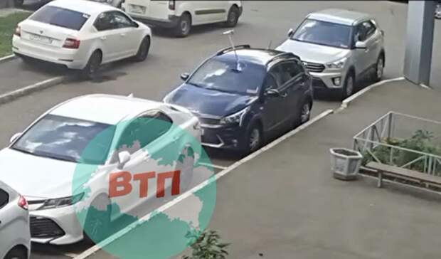 На припаркованную в Казани иномарку сбросили самокат — соцсети