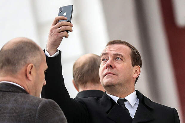 Почему Путин переназначил Медведева премьер-министром: Carnegie.ru