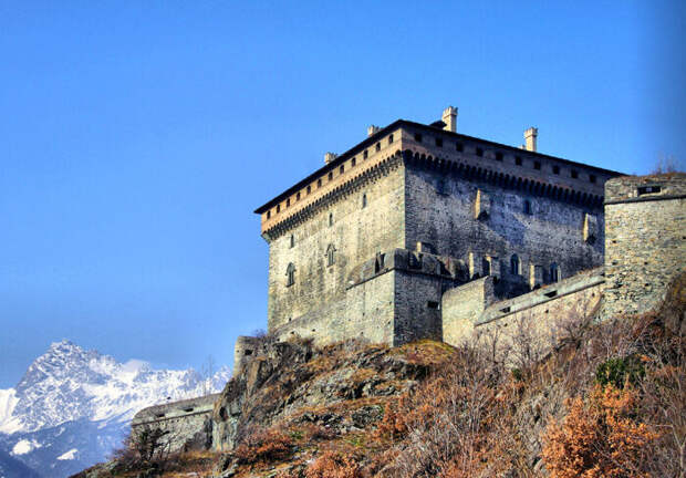 Окна имеют небольшие размеры, чтобы недоброжелатели не могли проникнуть внутрь крепости (Il Castello di Verres, Италия). | Фото: breathingeurope.com.