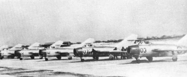 Самолеты МиГ-15 из состава 64-го истребительного авиакорпуса с опознавательными знаками ВВС Северной Кореи на аэродроме в Китае, ноябрь 1950 года
